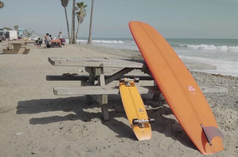 Pora na deskorolkę, a może coś nowego? Nastolatki wybrały surfowanie z surfskate po mieście