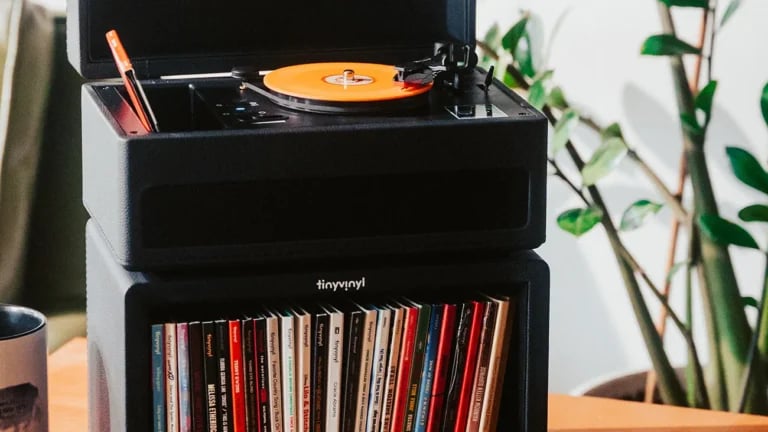 Ten gramofon odtwarza tylko maleńkie płyty. Format ma już milion wytłoczonych krążków