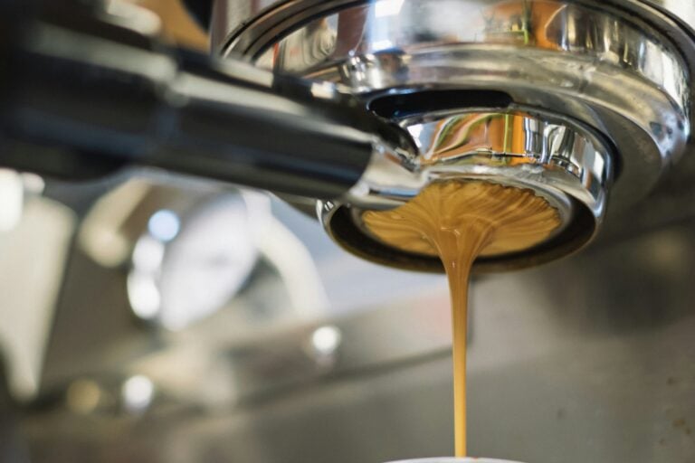 Cała branża espresso przywiązała się do jednej liczby. Fizycy sprawdzili jej sens