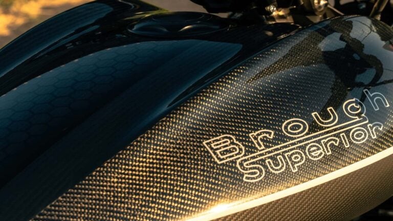 Brough Superior Dagger S kosztuje fortunę, ale nie ma zamiaru ścigać się z litrowymi nakedami