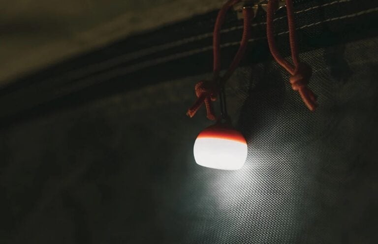 Niby brelok, ale to też stylowe rozwiązanie outdoorowe i pomoże, kiedy zabraknie światła w każdej sytuacji