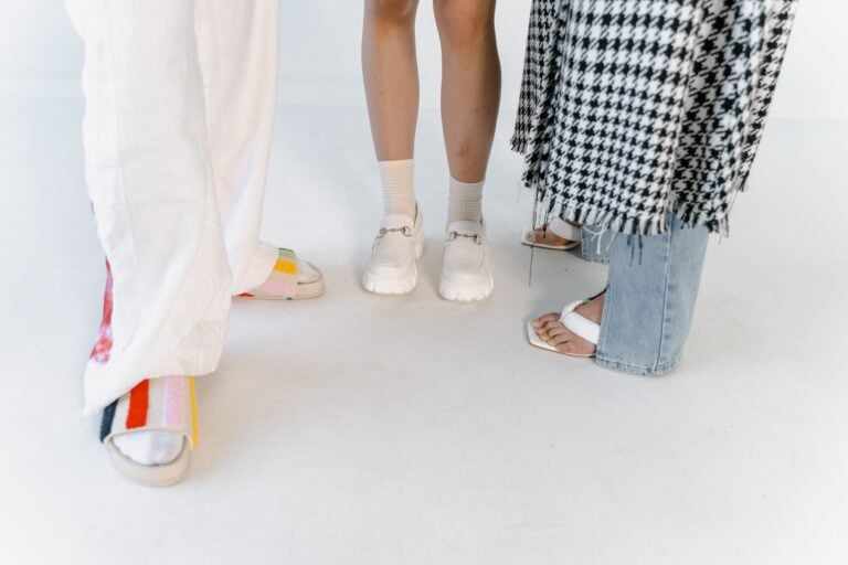 Kiedyś moda trwała lata, dziś ledwie tydzień. Co się stało z naszym stylem