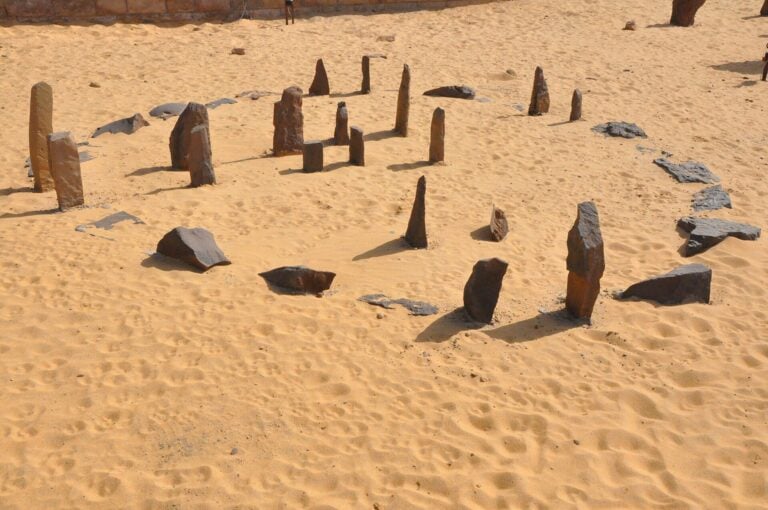 Tajemniczy kamienny krąg z Sahary wciąż pozostaje zagadką. Jest znacznie starszy od Stonehenge