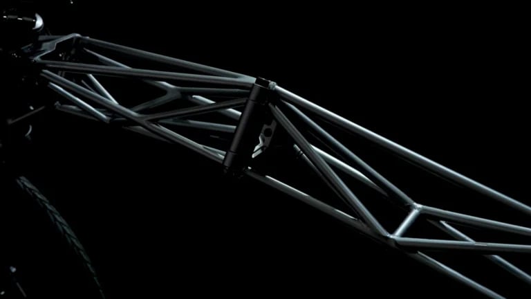Ten rower po złożeniu można prowadzić jak bagaż. Szkoda tylko, że kosztuje jak dobry e-bike