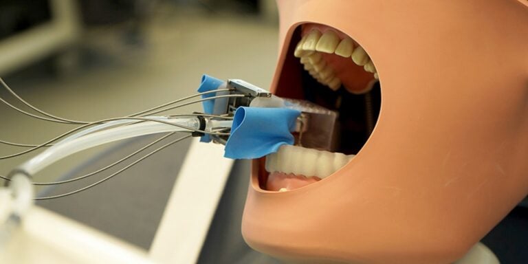 Robot-dentysta mieści się w ustach. Stomatolodzy już liczą, ile kasy przez niego stracą