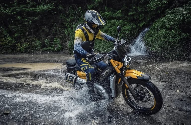 Wielkie motocykle adventure mogą poczuć się niezręcznie. Ten maluch się wyróżnia