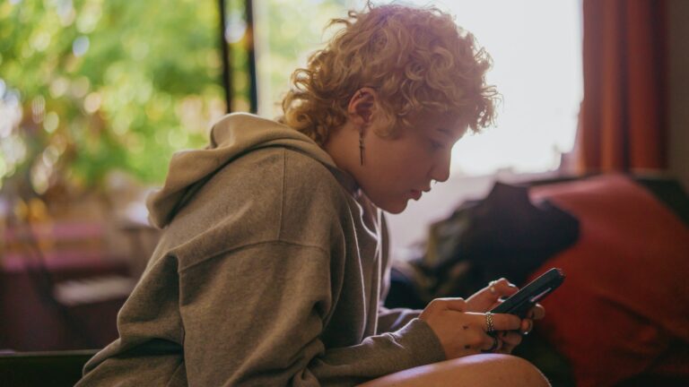 Młodzi się starzeją. Brzmi niedorzecznie, ale co jeśli to zjawisko, które ma drugie dno?