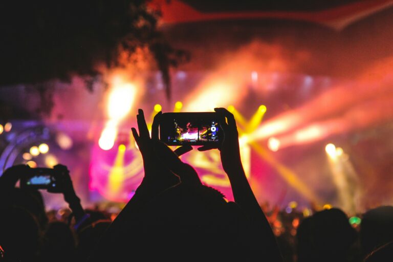 Dlaczego tak trudno schować telefon, gdy zaczyna grać ulubiony artysta?
