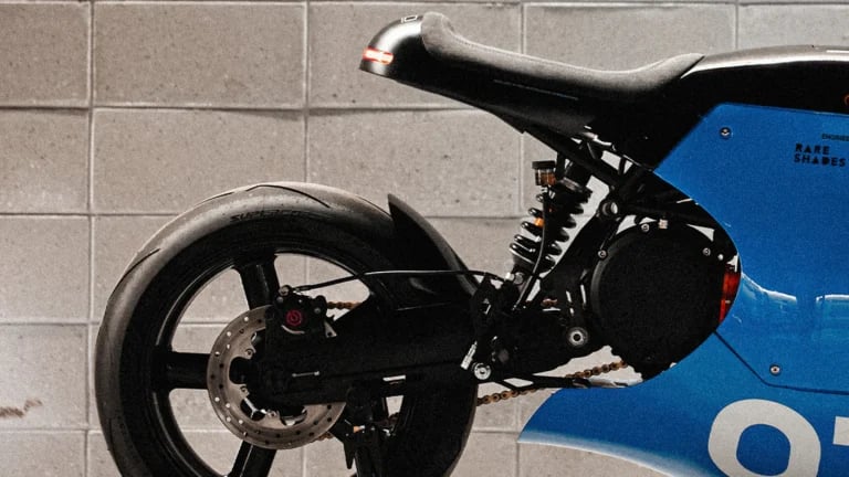 Ten café racer wygląda obłędnie. Jego twórcy chcą naprawić problem elektrycznych motocykli