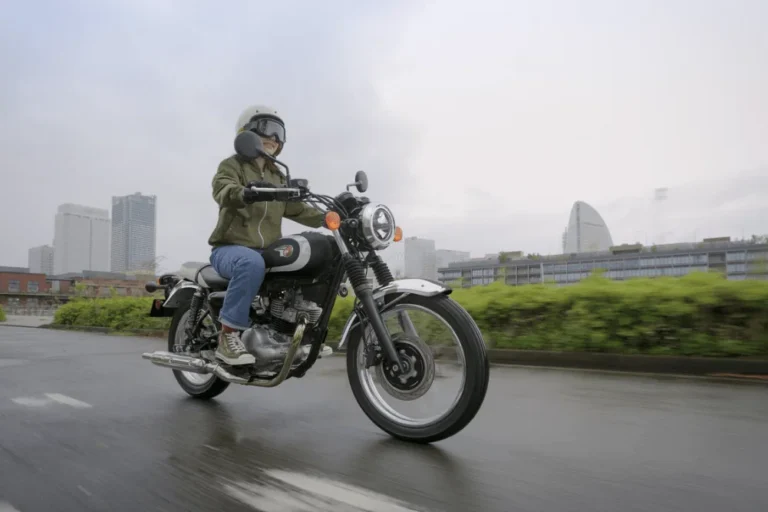 Nowy rocznik, ta sama mechanika. Kawasaki uparcie broni prostego motocykla