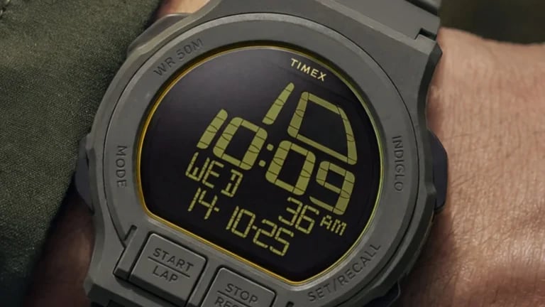 Ten Timex wygląda znajomo, choć nigdy wcześniej nie istniał. Genialna sztuczka z latami 80.