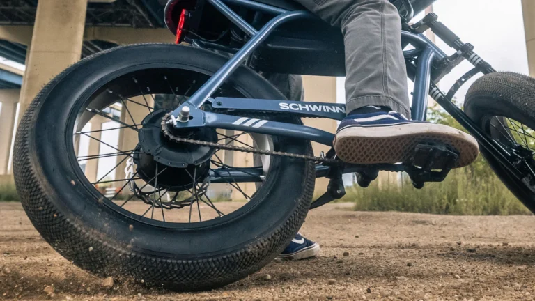 Ma koła jak kompaktowy rower i sylwetkę małego motocykla. Schwinn znalazł ciekawy środek