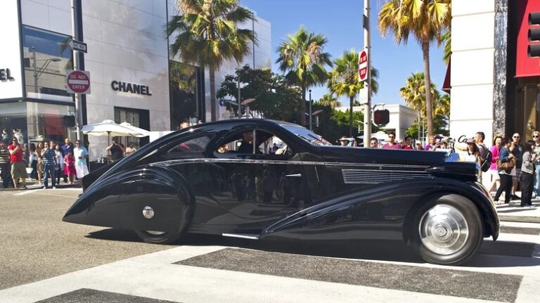 Wygląda jakby wyjechał z Gotham Batmana. To może być najrzadszy Rolls-Royce