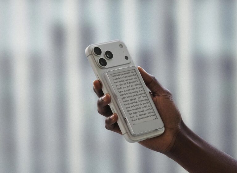 Zamiast patrzeć w ekran, można odwrócić smartfona i poczytać książkę w czytniku