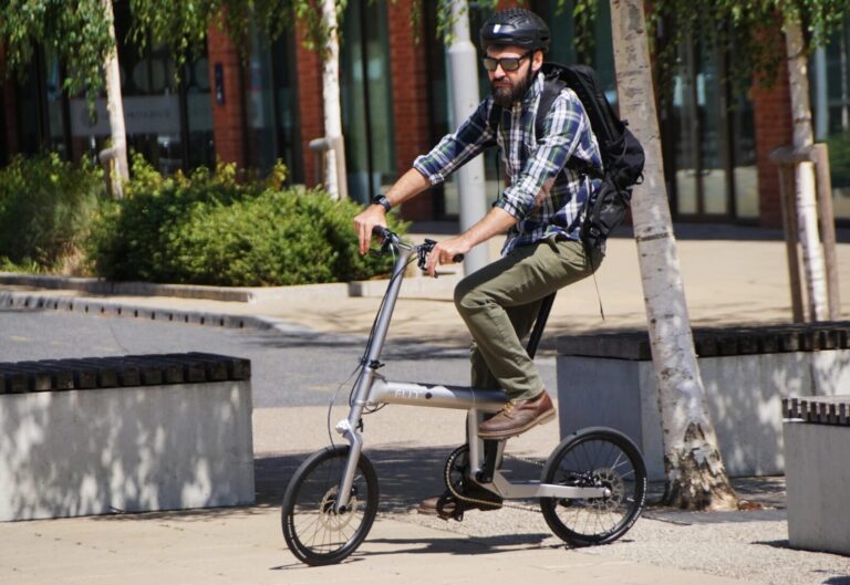 E-bike do pociągu powinien dać się podnieść jedną ręką. FLIT potraktował to poważnie