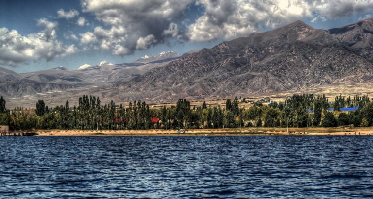 Nieznana kamienna rzeźba nad jeziorem Issyk-Kul wprawiła archeologów w osłupienie