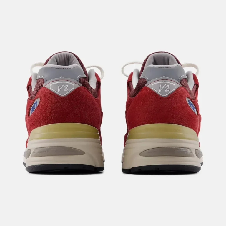 Kremowa podeszwa i przygaszone kolory. New Balance znów pokazuje, jak postarzać sneakersy