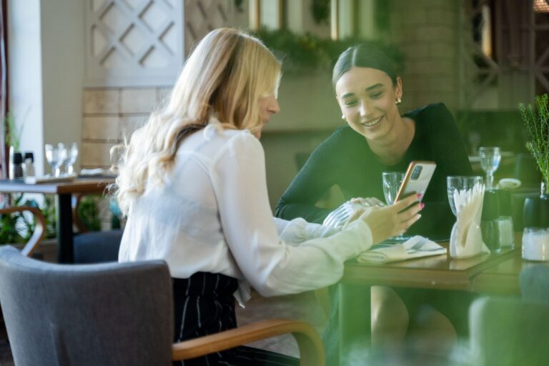 Koniec z nagrywaniem i fotografowaniem jedzenia. Restauracje stawiają na relacje bez ekranów
