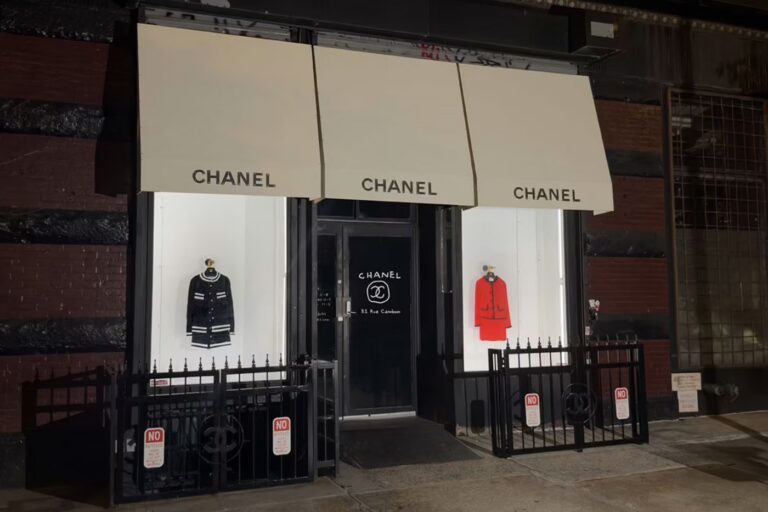 Tom Sachs własnoręcznie odtworzył klasyki Chanel, a nawet słynne 31 Rue Cambon na Manhattanie