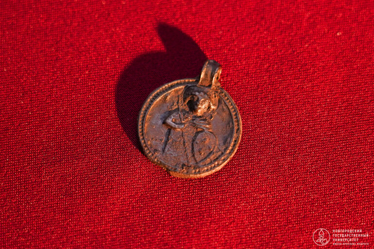 Tysiącletni amulet z Rosji. Chrześcijański wojownik łączy się w nim z mitologią