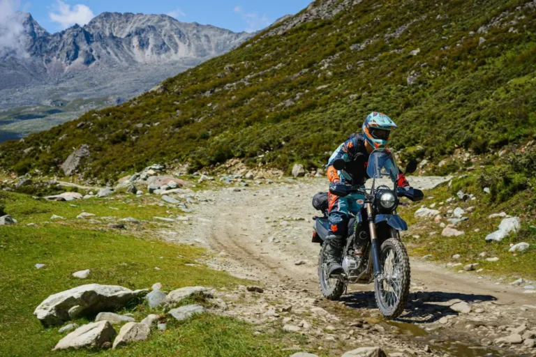 Nie każdy adventure potrzebuje 100 KM i wielkiego ekranu. Kawasaki stawia na niską masę