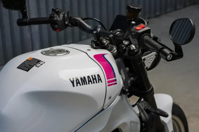 Biały motocykl z różowymi detalami? Yamaha pokazuje, że odważne kolory znów są modne