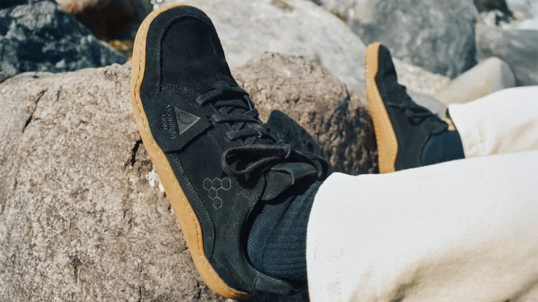 Cienka podeszwa na śniegu? Vivobarefoot ma ciekawy pomysł na zimowe obuwie barefoot