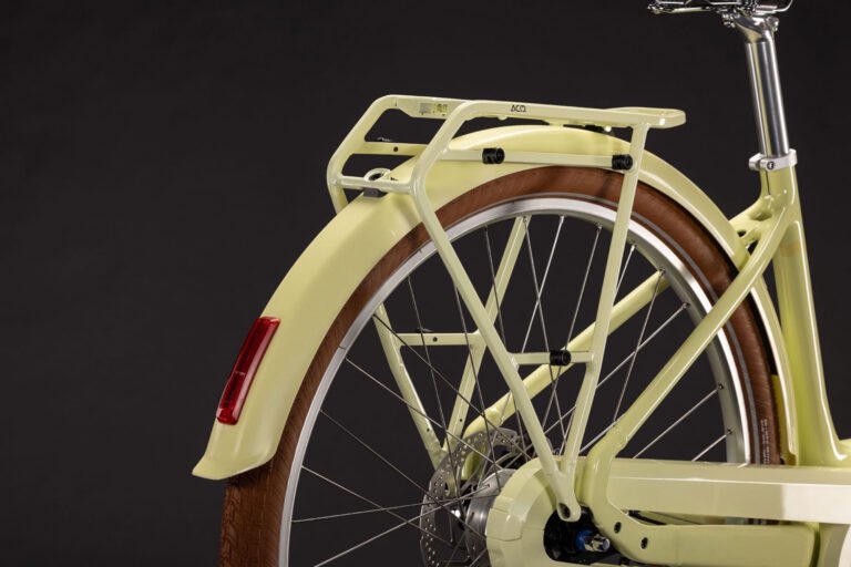 Wygląda jak elegancki rower sprzed lat, ale kryje silnik. Nowy Cube zaskakuje praktycznością