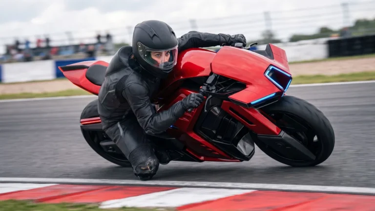 Motocykl z napędem na oba koła? Francuzi muszą jeszcze udowodnić, że potrafią go zbudować