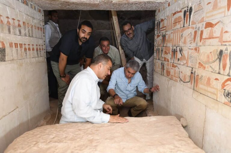 Archeolodzy zajrzeli do grobowca z Sakkary. Ich oczom ukazały się zagadkowe figurki