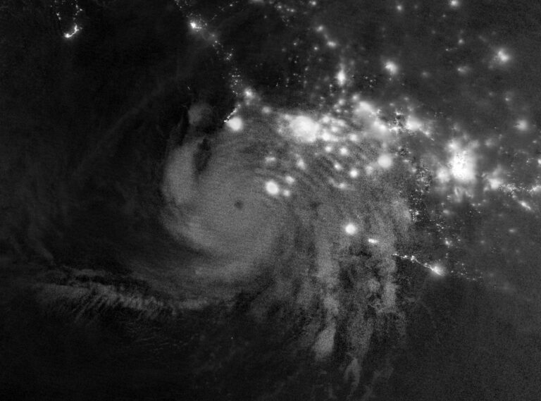 NASA wykryła dziwne fale nad huraganem Simon. Pojawiły się wysoko nad Ziemią