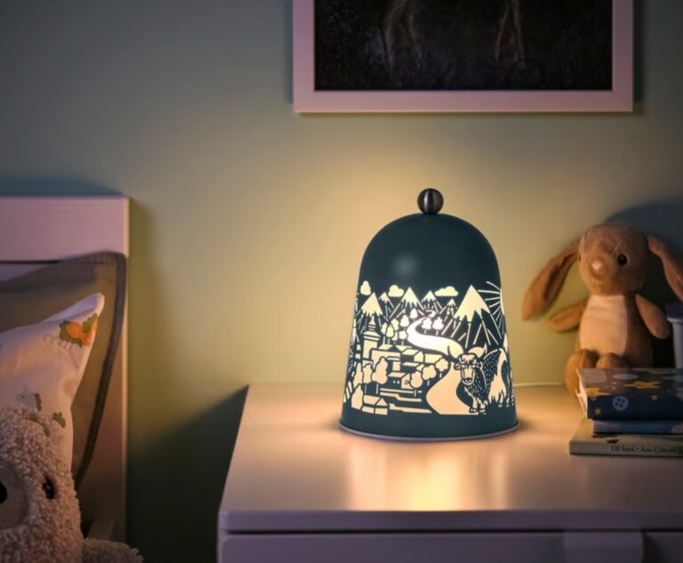 Kupisz ją na dziale dziecięcym, ale postawisz w salonie. Ta lampka z IKEA kompletnie mnie oczarowała