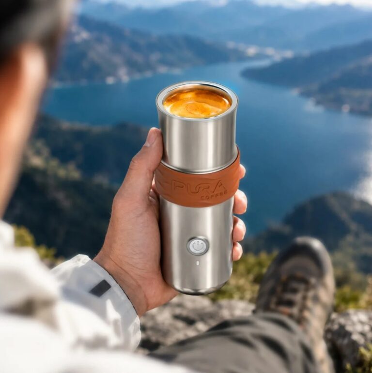 Espresso bez gniazdka, osobnej filiżanki i zbędnego zamieszania. PURA NEO Pro przenosi kawiarnię do Twojego plecaka