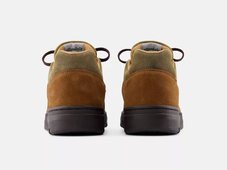 Woskowany zamsz i oliwkowe detale. New Balance wygląda jak Barbour zamieniony w but